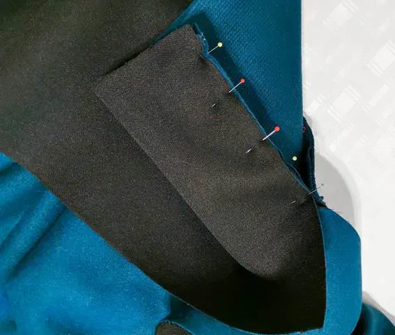 Obraz zawierający krawat, noszenie, osoba, niebieski  Opis wygenerowany automatycznie